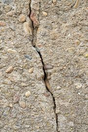 Scheuren in een vervallen oude betonnen gevel van Heiko Kueverling