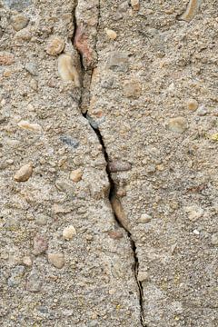 Fissures dans une vieille façade en béton délabrée sur Heiko Kueverling