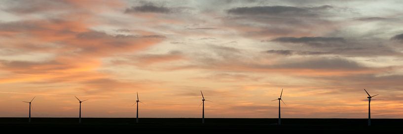 Windpark na zonsondergang by Geke Willems