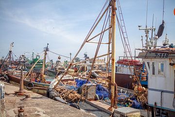 Vissersboten in de haven van Essaouira (Marokko) van t.ART