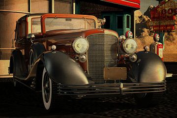 CadillacV16 Town Car 1933 bij een oud benzinestation