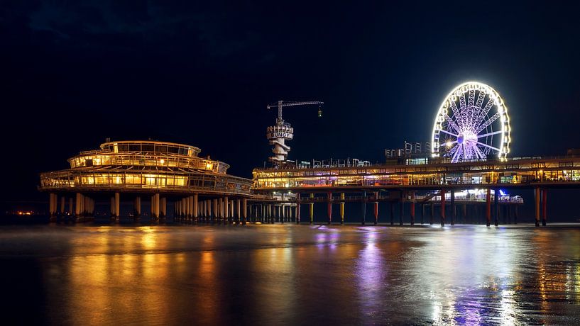 Night photo of the Pier in Scheveningen by Jolanda Aalbers