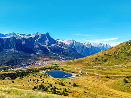 Panoramablick auf den Valbiolo-See und das Presanella-Gebirge vom Tonale-Pass aus von Strange Paradise