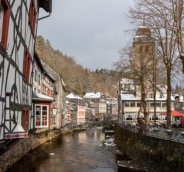 L'hiver dans le village historique de Monschau dans l'Eifel allemand sur Peter Haastrecht, van