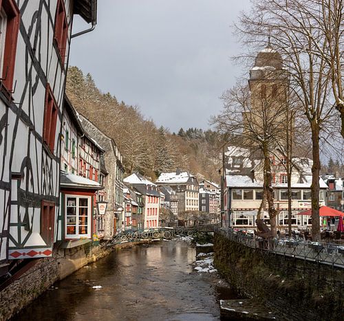 Winter in het historische dorpje Monschau in de Duitse Eifel