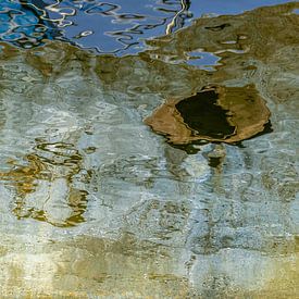Abstracte weerspiegeling in het water. van Leo Luijten