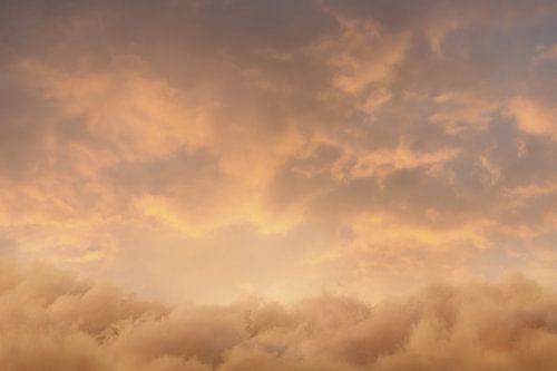 Magnifique ciel du soir avec couverture nuageuse à l'heure dorée