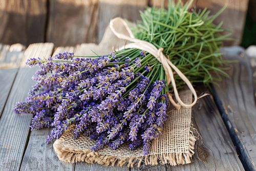 Lavendel stilleven op houten tafel