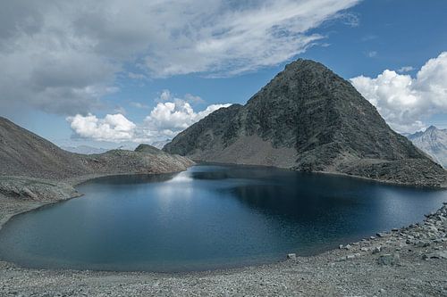 Lac de montagne au pied du sommet