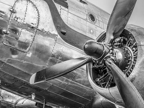 Vintage Douglas DC-3 propellervliegtuig klaar voor vertrek