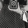 Femme en robe avec un vieil appareil photo sur ArtStudioMonique