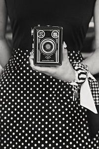 Woman in polkadot dress with vintage box camera van StyleStudio M21