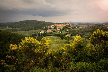 Stadje in het Toscaanse landschap van Bo Scheeringa Photography