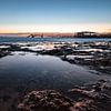 Mooie ochtend op het zandstrand. Lange blootstelling aan de zee. Melkachtige zonsopgang in nevel en  van Fotos by Jan Wehnert