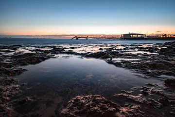 Mooie ochtend op het zandstrand. Lange blootstelling aan de zee. Melkachtige zonsopgang in nevel en  van Fotos by Jan Wehnert