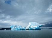 Landschaft mit blauen Eisbergen im Jökulsárlón-Eissee in Island von Teun Janssen Miniaturansicht