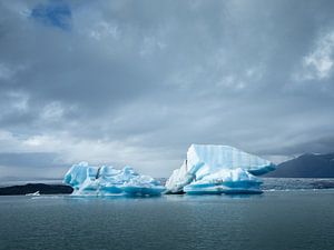 Paysage avec des icebergs bleus dans le lac de glace Jökulsárlón en Islande sur Teun Janssen