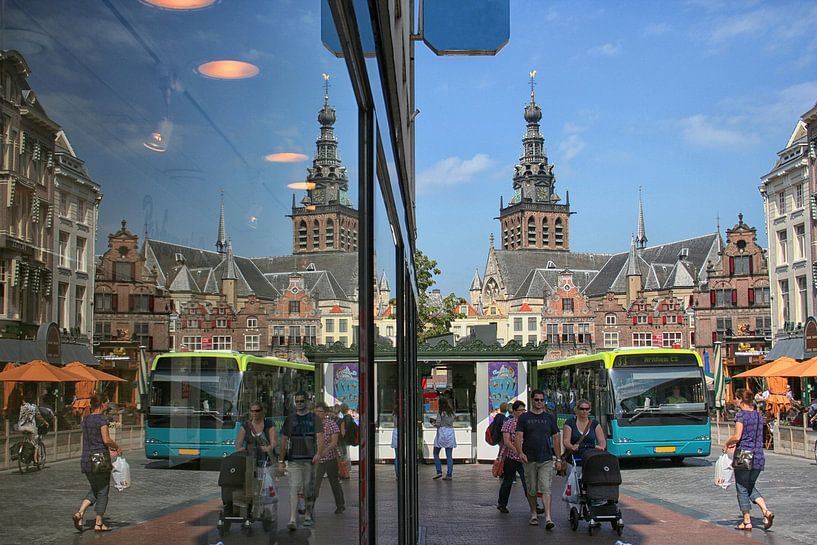 Spiegelung im Schaufenster der St.-Stephans-Kirche in Nijmegen/ von Henk Egbertzen