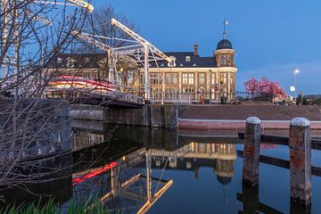 Stadsgezicht Muntgebouw en Abel Tasmanbrug Utrecht in de avond. van Russcher Tekst & Beeld