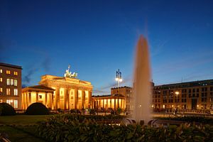 Porte de Brandebourg avec fontaine sur la Pariser Platz à Abendd�mmerung, Berlin, Allemagne