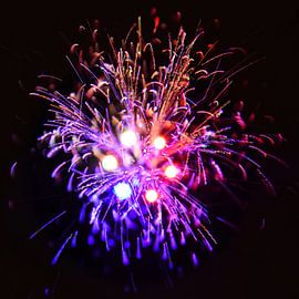 Abstrakte Fotografie einer schwimmenden Teichfontäne