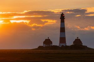 Sonnenuntergang am Leuchtturm Westerheversand