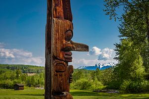 Totempfahl in der schönen Landschaft, Kanada