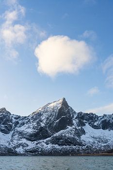 Bergpiek in Winterlicht in de Lofoten