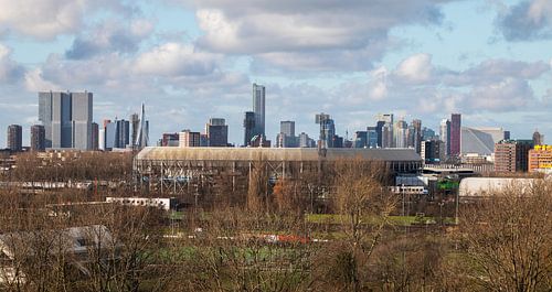 Het Feijenoord Stadion De Kuip in Rotterdam met uitzicht op de binnenstad
