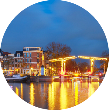 Amsterdam verlichte brug aan de Amstel in de winter van Sjoerd van der Wal Fotografie