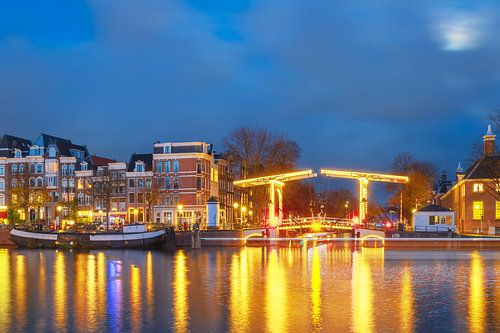 Amsterdam verlichte brug aan de Amstel in de winter