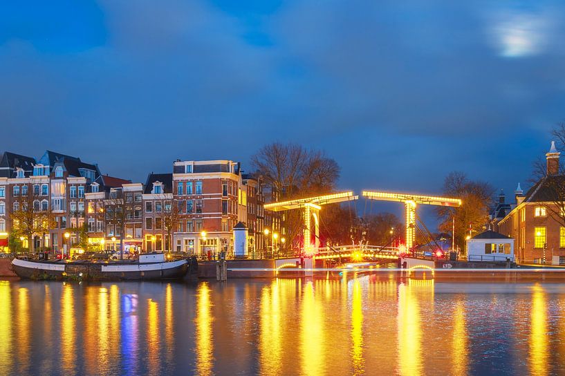 Amsterdam verlichte brug aan de Amstel in de winter van Sjoerd van der Wal Fotografie