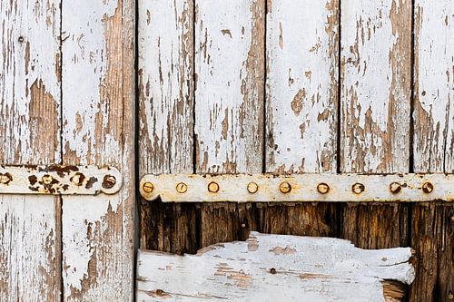 Porte en bois blanc avec quincaillerie dans le village de Balazuc en France