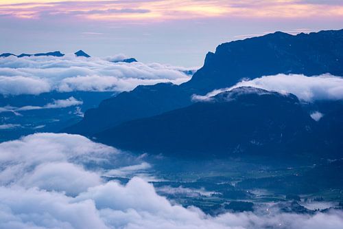 Tiroler Alpen in een zee van mist