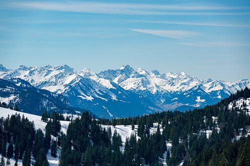 Winteruitzicht op het Kleinwalsertal, Widderstein en de Allgäuer Alpen
