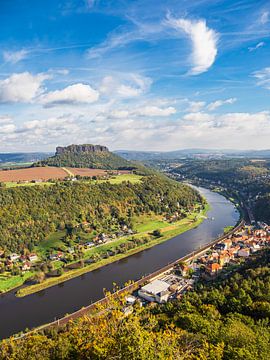 Uitzicht over de Elbe naar Saksisch Zwitserland van Rico Ködder
