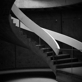 Spindeltreppe I Architektur in Schwarz-Weiß I Lyon, Frankreich von Floris Trapman