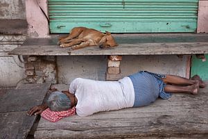 Slapende indiase man en hond tijdens siesta in Varanasi India. Wout Kok One2expose
