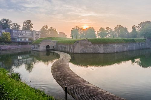 Nebliger Sonnenaufgang über der Ravel-Linie, Bergen op Zoom