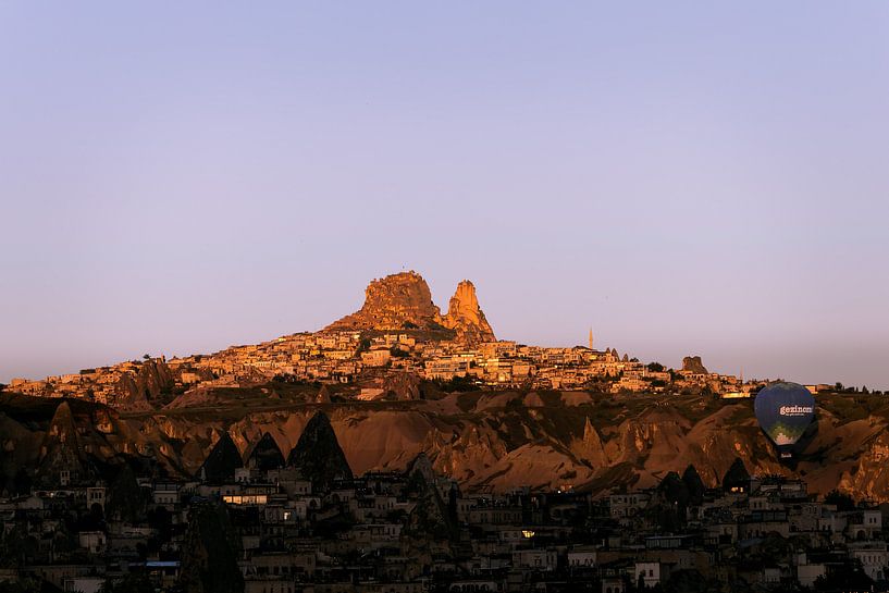 L'éclat doré de la Cappadoce au lever du soleil par Levi Van den Berg