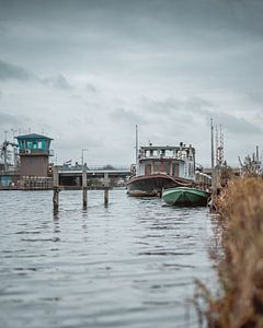 Bateaux et pont le long d'une rivière (paysage néerlandais)