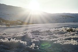 Norwegisches Hochgebirge, verschneite Berge und Landschaft