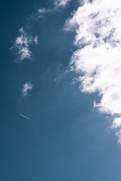 Kijk om hoog naar de blauwe lucht van Koen Verburg