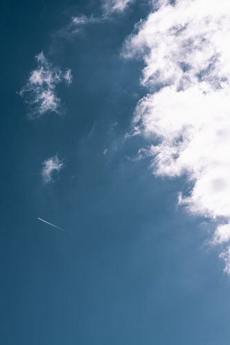 Kijk om hoog naar de blauwe lucht