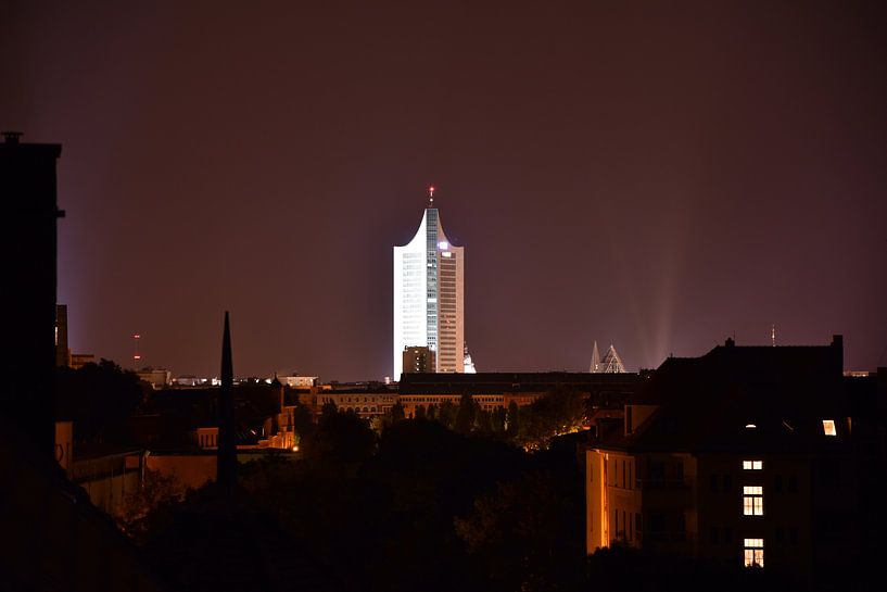 Uniriese - Panorama Tower Leipzig bei Nacht von Marcel Ethner