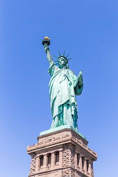 Vue rapprochée de la Statue de la Liberté sur un ciel bleu