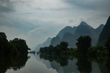 Door de wateren van de Yu Long rivier by Zoe Vondenhoff