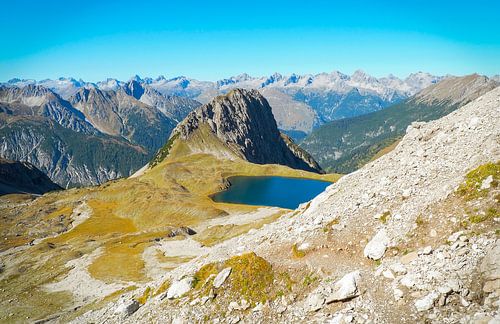 Een indrukwekkend natuurbeeld van de Lechtaler Alpen, gekenmerkt door ruige toppen, heldere berglucht en ongerepte wildernis.