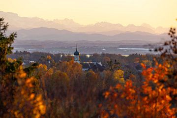 Kirchturm von Kluftern vor Alpenpanorama im Herbst