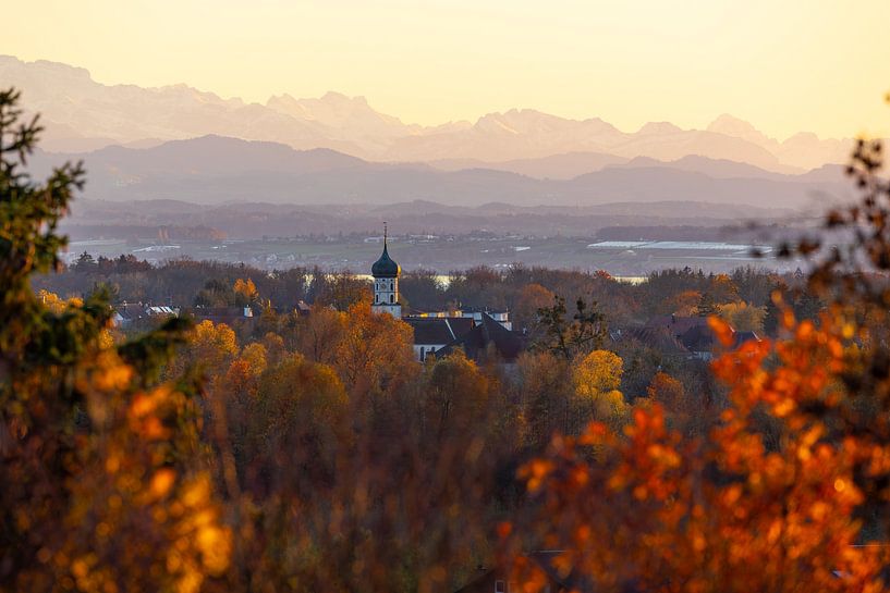 Clocher de l'église de Kluftern devant un panorama alpin en automne par Jan Schuler